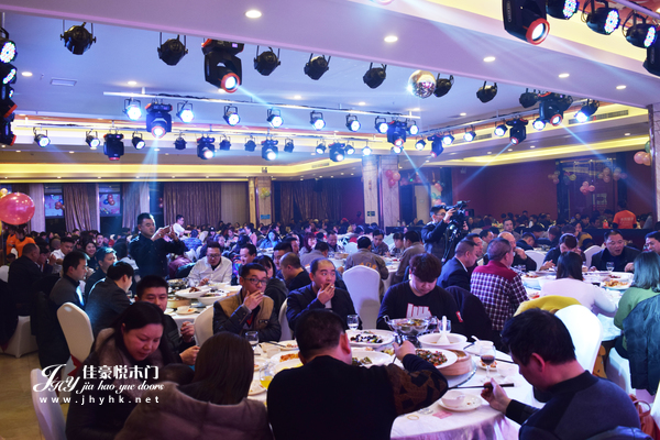 佳豪悦木门:新春年会现场员工用餐